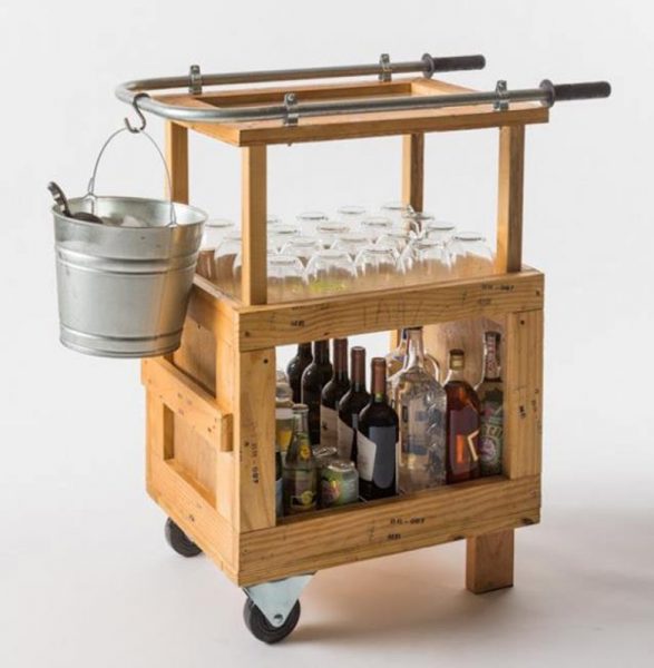 Bar cart made from pallets idea #diy #pallets #furniture #makeover #repurpose #woodenpallet #homedecor #decoratingideas #decorhomeideas