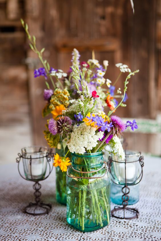Beautiful vintage wedding jar decor idea #jars #diy #homedecor #wedding #decoratingideas #garden #outdoor #decorhomeideas
