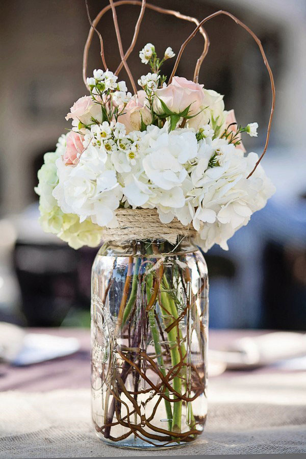 Beautiful wedding flowers jar idea #jars #diy #homedecor #wedding #decoratingideas #garden #outdoor #decorhomeideas
