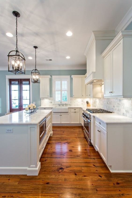 Blue and white kitchen wooden floor idea #kitchen #kitchendesign #floor #wooden #decoratingideas #homedecor #interiordecorating #decorhomeideas