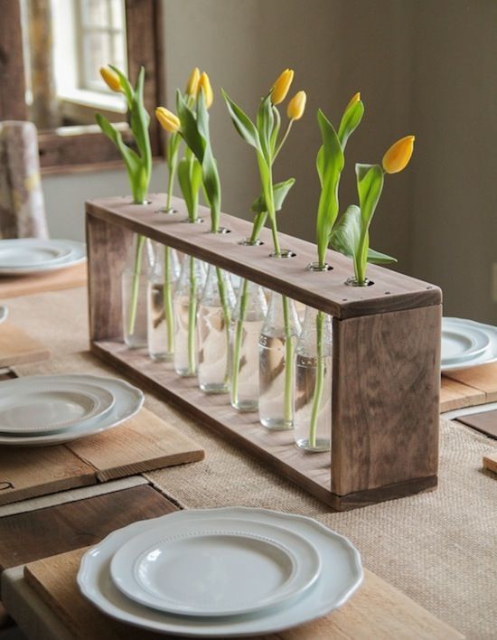 Glass bottle pallet vase idea #pallet #diy #pallets #old #furniture #makeover #repurpose #wooden #wood #decoratingideas #decorhomeideas
