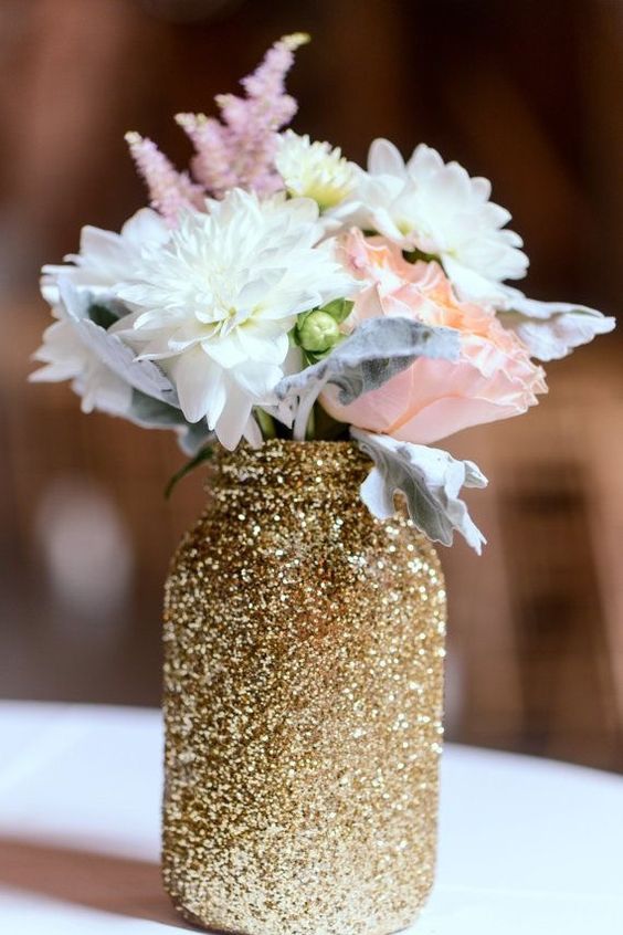 Glitter mason jar wedding decor idea #jars #diy #homedecor #wedding #decoratingideas #garden #outdoor #decorhomeideas