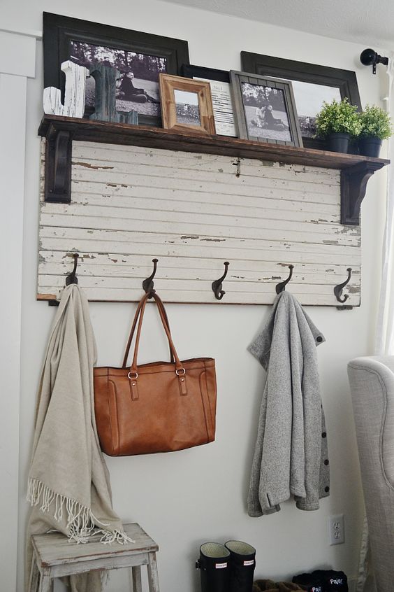 Rustic entryway coat rack pallet made idea #pallet #diy #pallets #furniture #makeover #repurpose #wooden #wood #decoratingideas #decorhomeideas