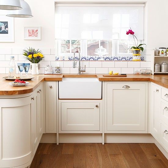Small kitchen wood floor idea #kitchen #kitchendesign #floor #wooden #decoratingideas #homedecor #interiordecorating #decorhomeideas