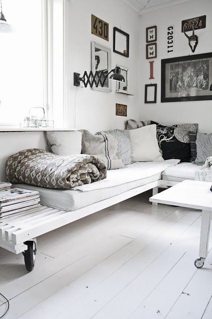 White pallet couch idea #pallet #diy #pallets #furniture #makeover #repurpose #wooden #wood #decoratingideas #decorhomeideas
