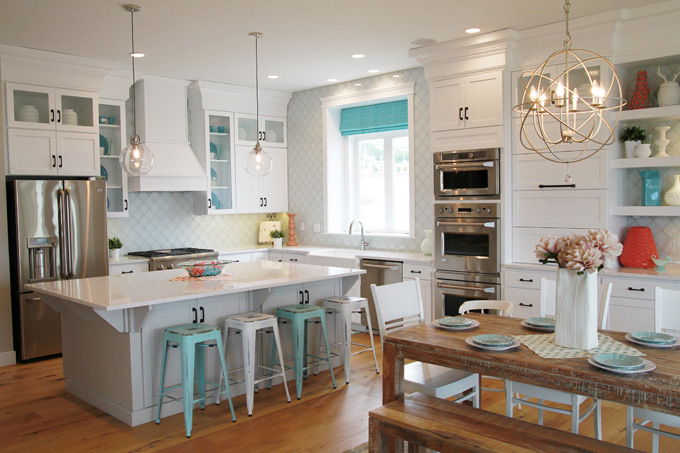 White and turquoise kitchen with wooden floor #kitchen #kitchendesign #floor #wooden #decoratingideas #homedecor #interiordecorating #decorhomeideas