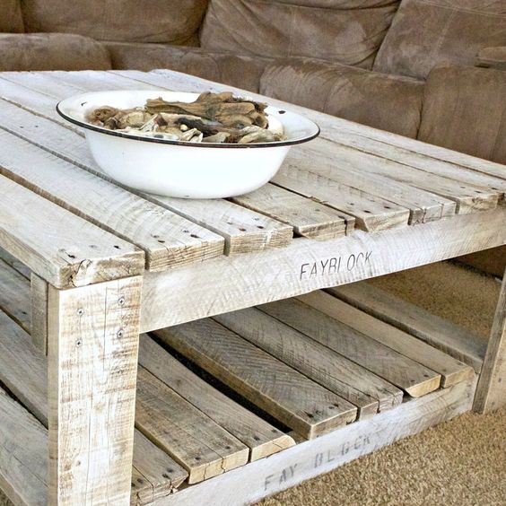 Whitewash pallet shabby chic table idea #pallet #diy #pallets #furniture #makeover #repurpose #wooden #wood #decoratingideas #decorhomeideas