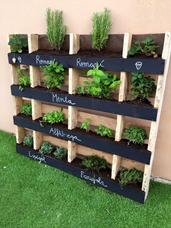Wooden pallet vertical pallet garden idea #pallet #diy #garden #herbs #furniture #makeover #repurpose #wooden #wood #decoratingideas #decorhomeideas