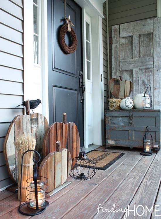 Wooden pumpkins front porch Halloween decoration #halloweendecorations #halloween #diyhalloween #halloweendecor #decorhomeideas