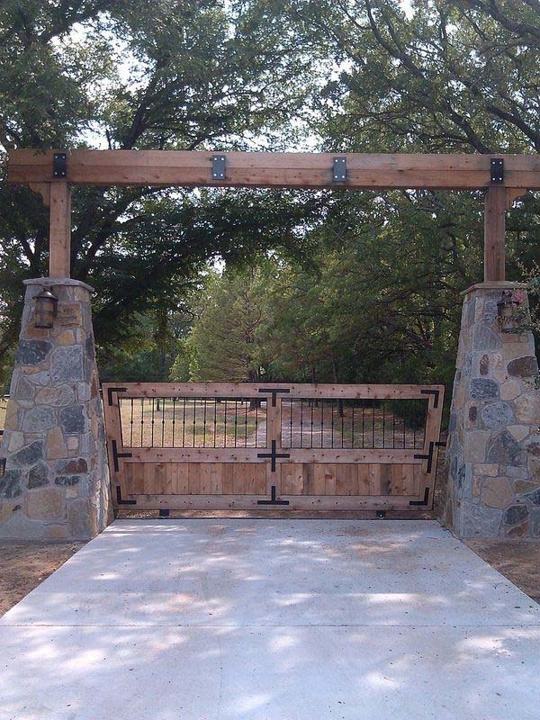 Farmhouse driveway gate idea #drivewaygate #driveway #gate #decorhomeideas