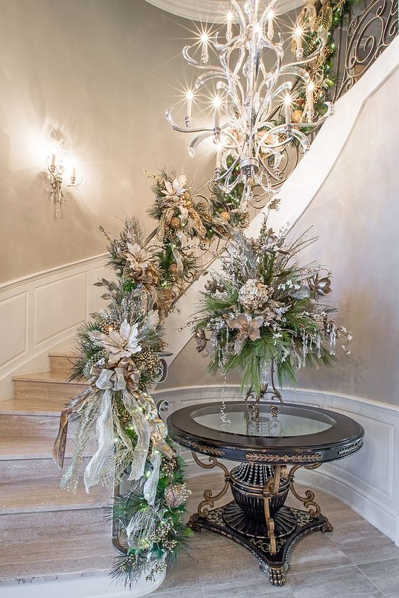 Silver and Gold Christmas Staircase Decoration #Christmasdecor #staircase #stairs #stairway #Christmas #decorhomeideas