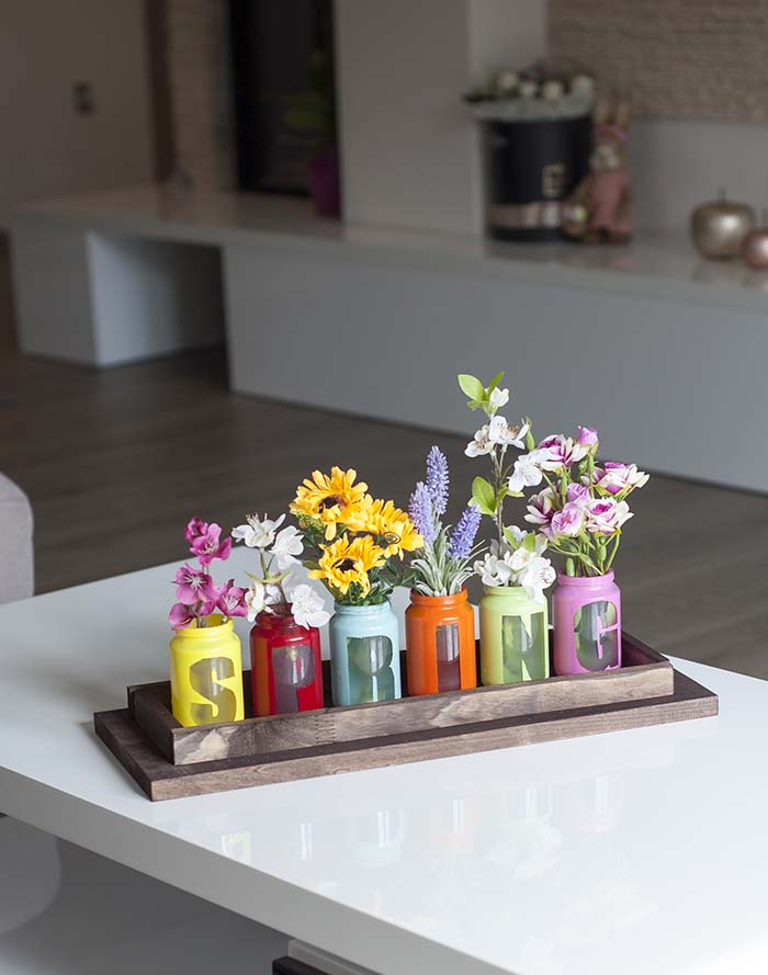 DIY Spring Centerpiece with jars and spray paint #diy #spring #centerpiece #decorhomeideas
