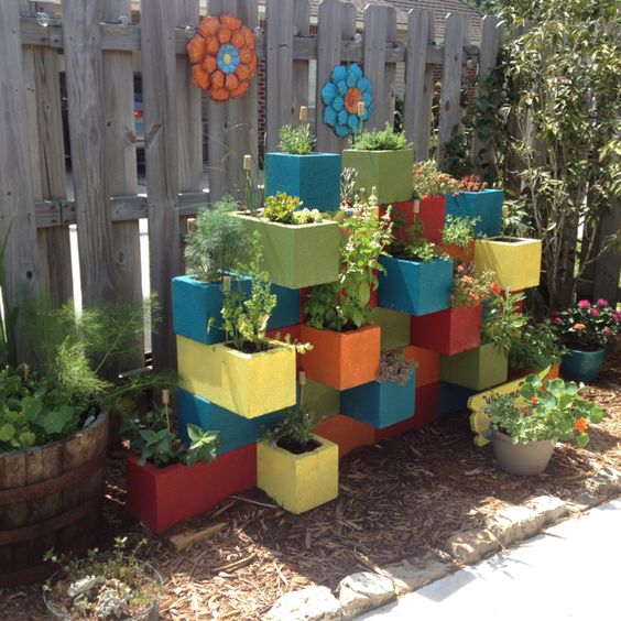 Colorful Cinder Block Planter #cinderblock #garden #decorhomeideas