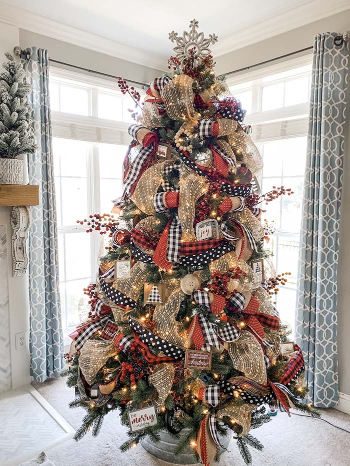 Christmas Tree Ideas Using Buffalo Check Ribbon #Christmas #buffalocheck #diy #decorhomeideas