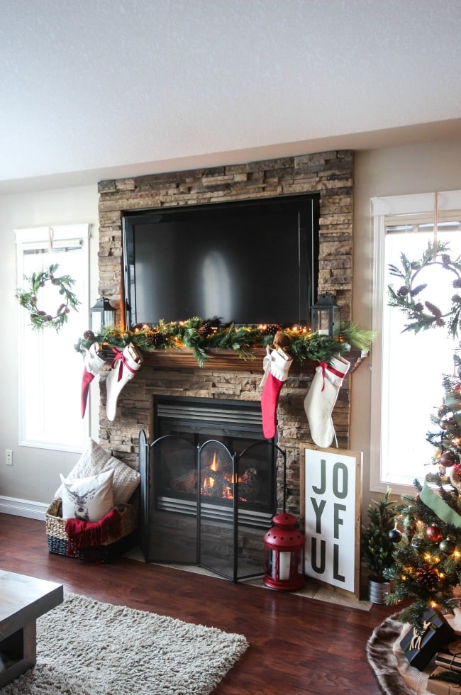 Cozy Rustic Christmas Mantel #Christmas #rustic #diy #decorhomeideas