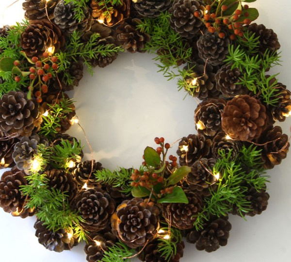 Easy DIY Pinecone Wreath #Christmas #rustic #diy #decorhomeideas