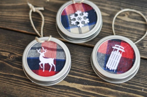 Mason Jar Lid Ornaments #Christmas #rustic #diy #ornaments #decorhomeideas