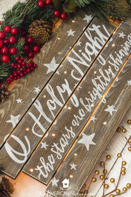 Rustic DIY Light-Up Christmas Sign #Christmas #rustic #diy #decorhomeideas