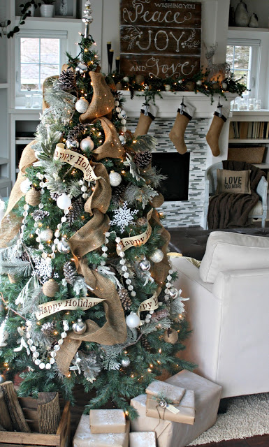 Rustic Decorated Christmas Tree #Christmas #rustic #diy #decorhomeideas