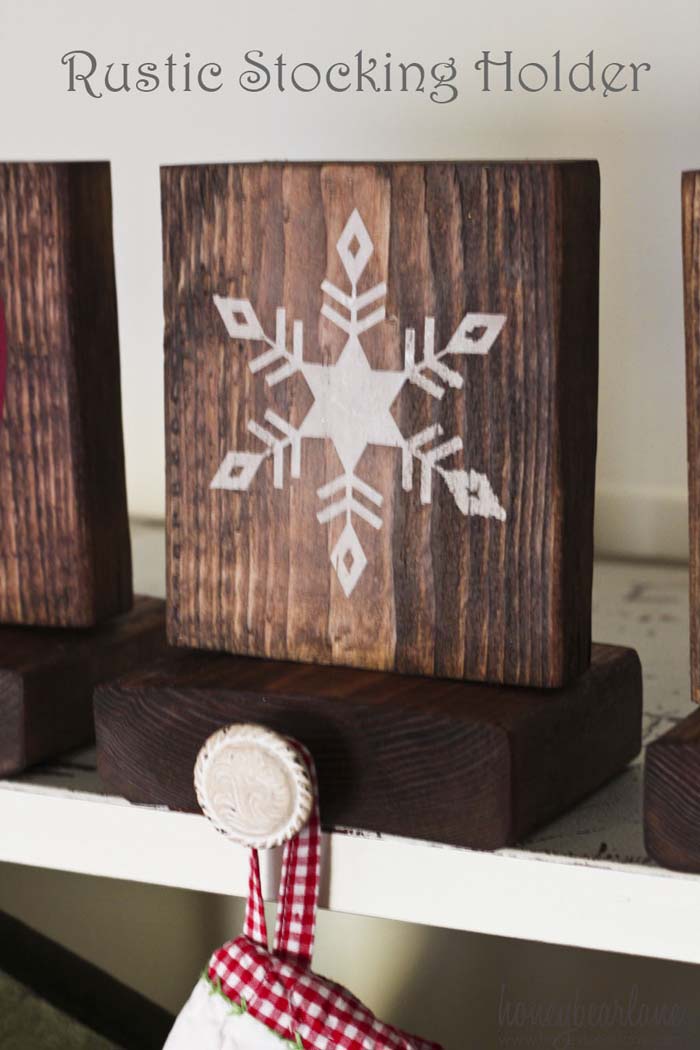 Rustic Stocking Holder #Christmas #rustic #diy #decorhomeideas