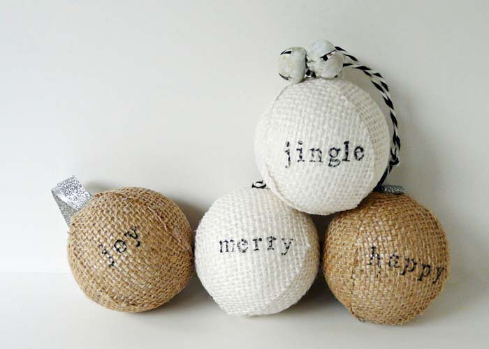 Stamped Burlap Ornaments #Christmas #rustic #diy #ornaments #decorhomeideas