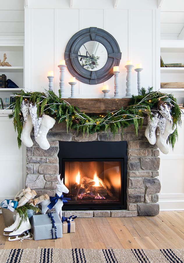 White Rustic Christmas Mantel #Christmas #rustic #diy #decorhomeideas