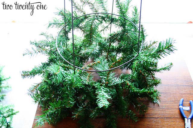 Tomato Cage Christmas Tree #Christmas #decor #hacks #diy #decorhomeideas
