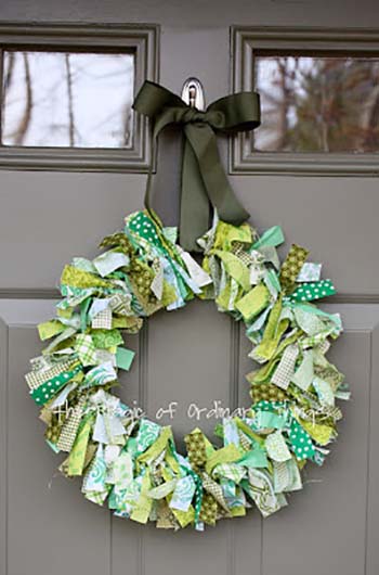 Fabric Scrap St Patricks Day Wreath #stpatrick #diy #wreath #decorhomeideas