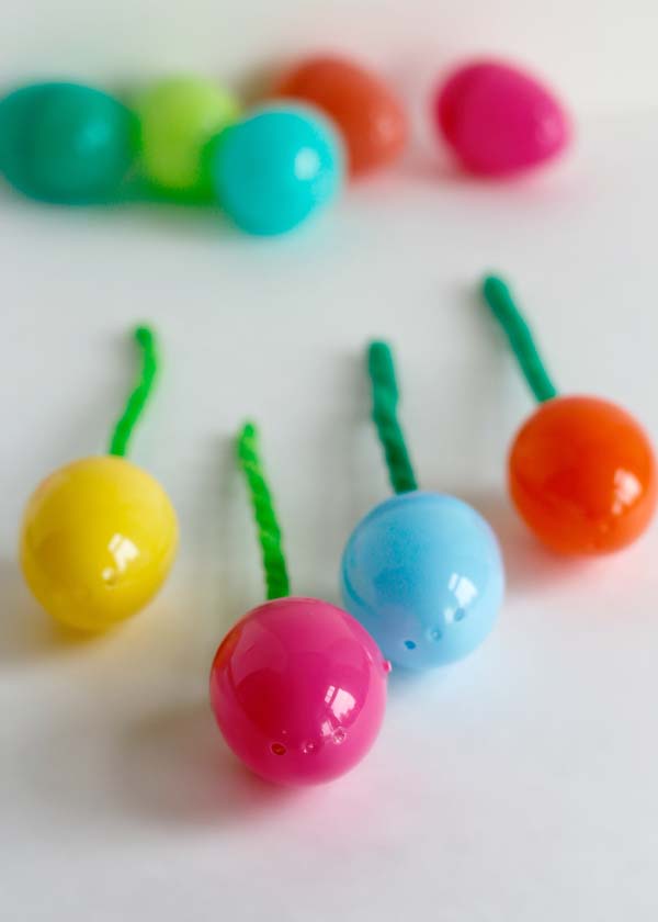 Craft Pipe Cleaner and Plastic Egg Flowers #easter #diy #dollarstore #crafts #kids #decorhomeideas