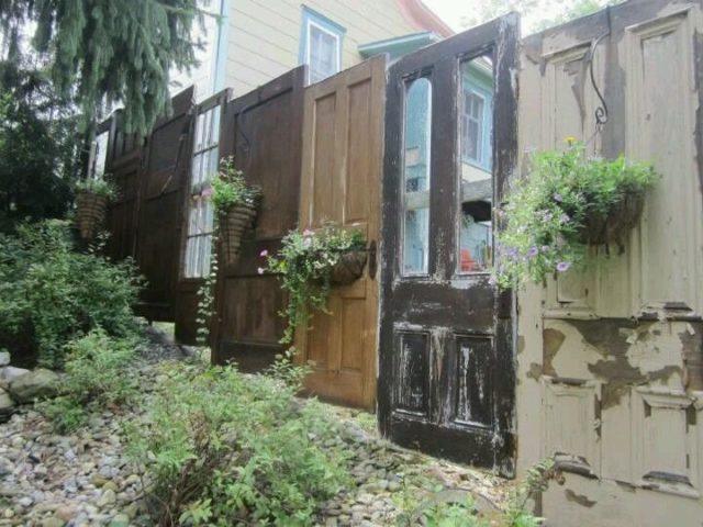 Old Doors Yard Fence #diy #repurpose #doors #old #decorhomeideas