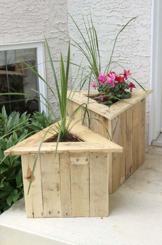 DIY Triangular Wood Porch DIY Planters
#diy #planter #wood #flower #pallet #decorhomeideas