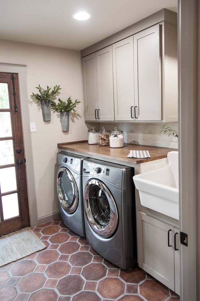 Beige Colored Laundry Room #laundryroom #small #design #decorhomeideas