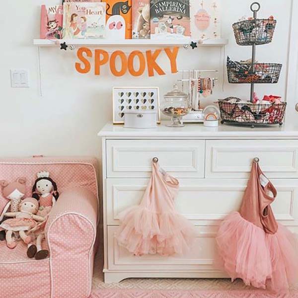 Cute Pink Halloween Reading Nook #halloween #kidsroom #nursery #decorhomeideas