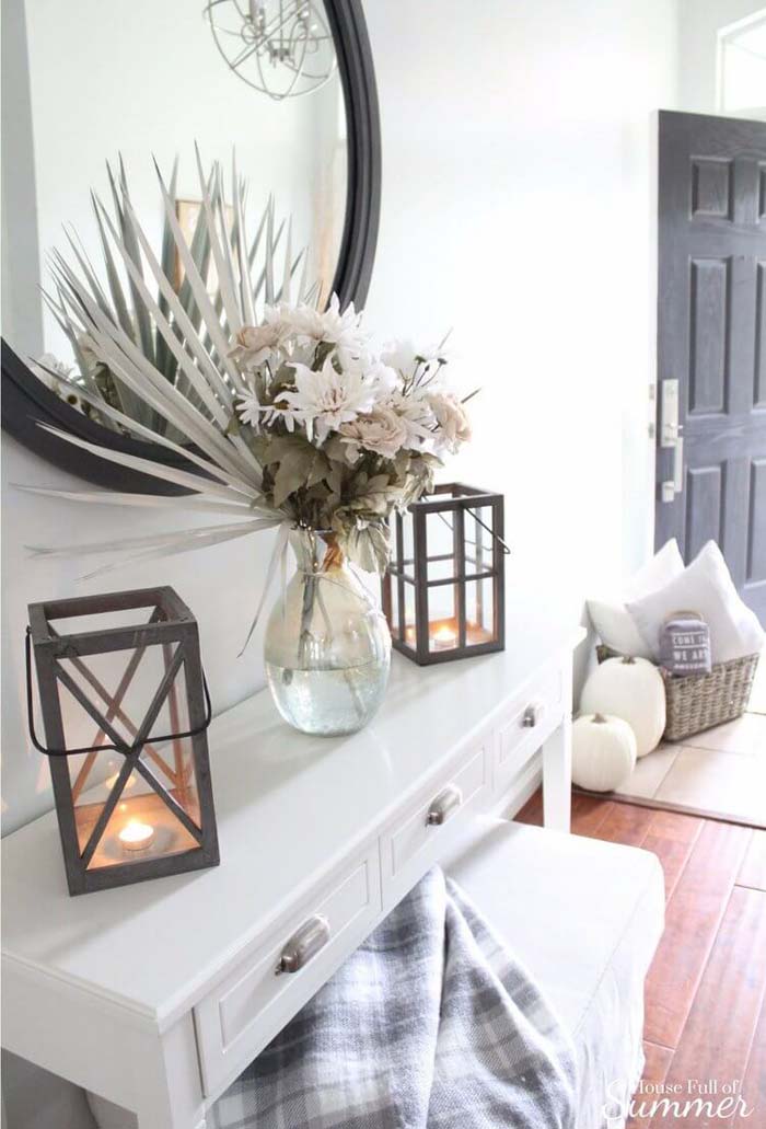 Ivory Entryway Flower and Lantern Display #farmhouse #entryway #decor #decorhomeideas