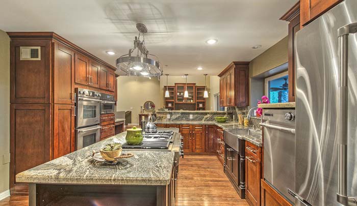 Shaker Mahogany and Shaker Xpresso Kitchen #farmhouse #kitchen #cabinet #decorhomeideas