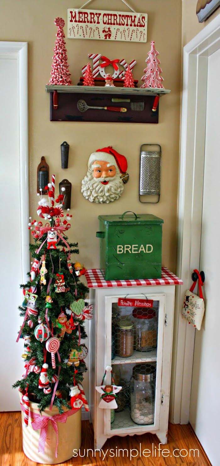 Vintage Kitchen Christmas Tree #Christmas #vintage #diy #decorhomeideas