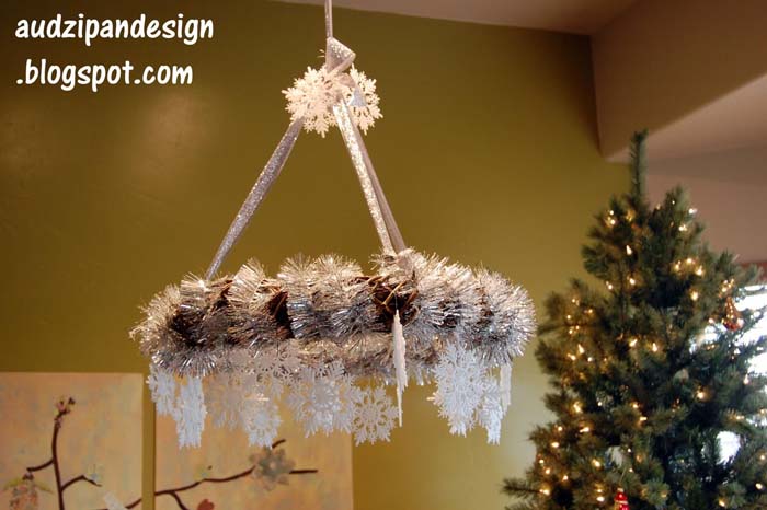 Winter Wreath Chandelier #Christmas #tinsel #diy #decorhomeideas