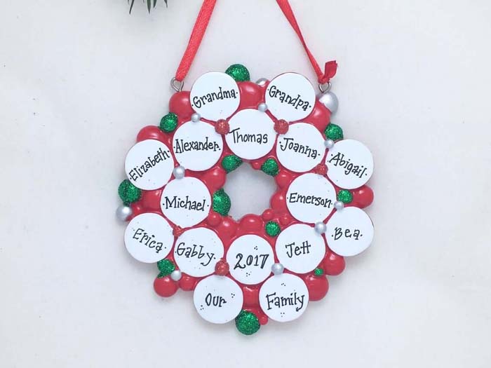 Grandparents Bauble Wreath Gift Featuring Grandchildren’s’ Names #Christmas #personalizedbaubles #baubles #decorhomeideas