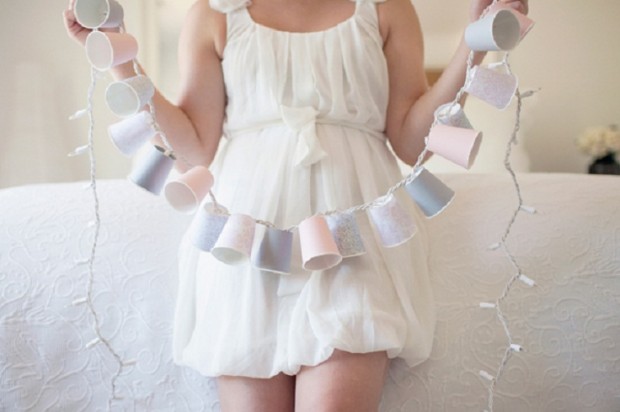 Dixie Cup Garland #Christmas #DIY #garland #decorhomeideas