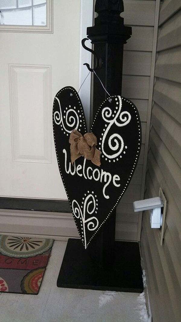 Simple Post and Decorative Hanging Fabric Sign #porch #post #decorhomeideas