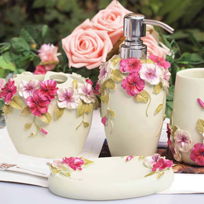 Pretty Floral Design Bathroom Accessories #shabbychic #bathroom #decorhomeideas