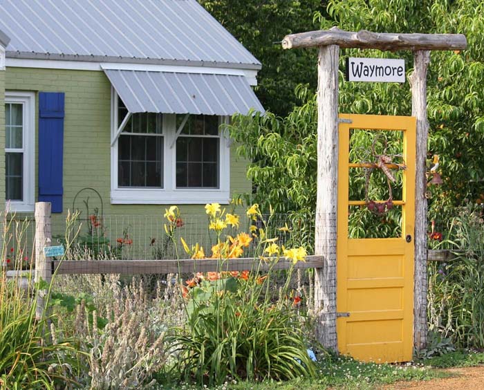 Cute Garden Gate with a Family Name #olddooroutdoordecor #olddoorgarden #decorhomeideas
