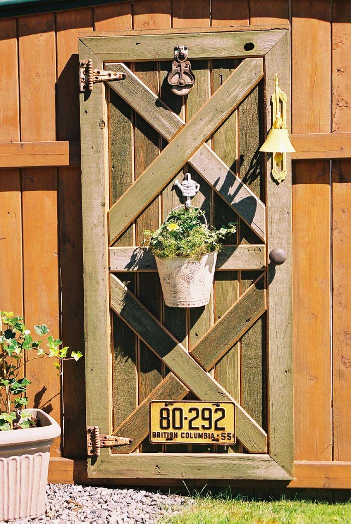 Hang an Old Door on the Fence #olddooroutdoordecor #olddoorgarden #decorhomeideas
