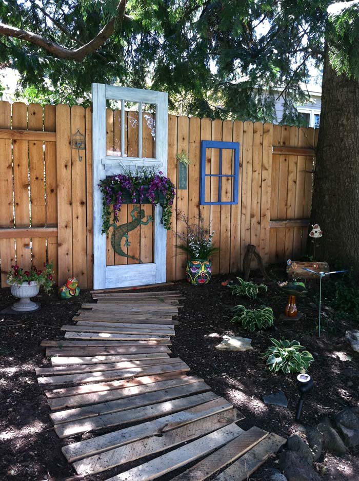 Old Door Hanging on the Fence #olddooroutdoordecor #olddoorgarden #decorhomeideas