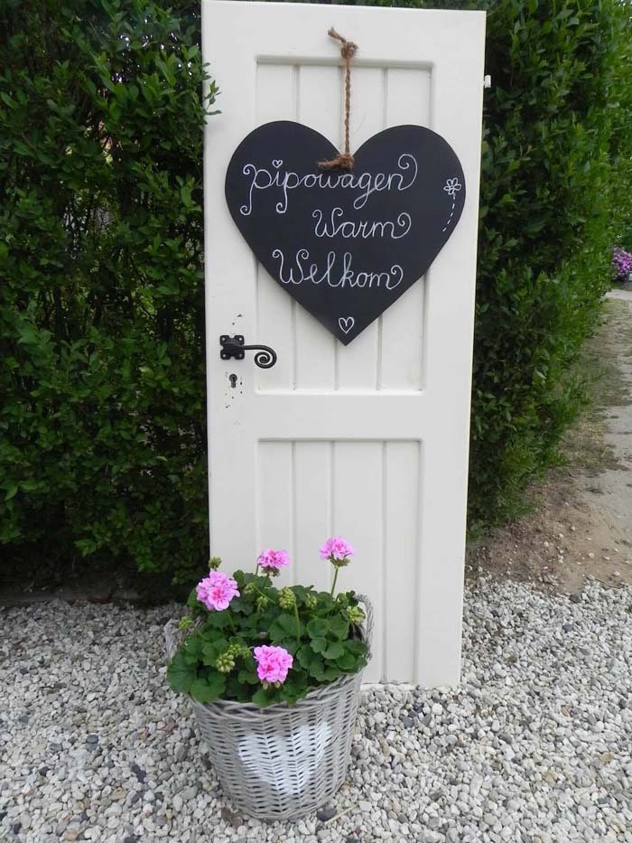 Old Door Outdoor Decor Idea with Chalkboard Signs #olddooroutdoordecor #olddoorgarden #decorhomeideas