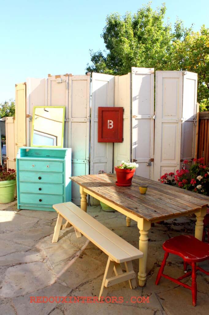 Privacy Screen with Reused Doors #olddooroutdoordecor #olddoorgarden #decorhomeideas