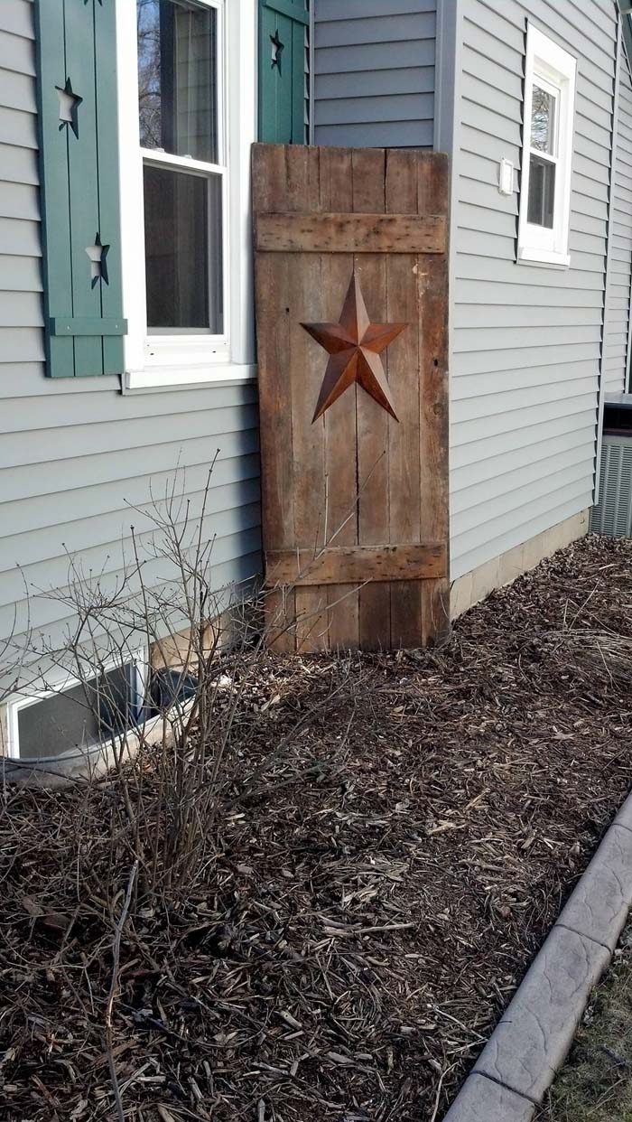 Starred Door as a Garden Backdrop #olddooroutdoordecor #olddoorgarden #decorhomeideas