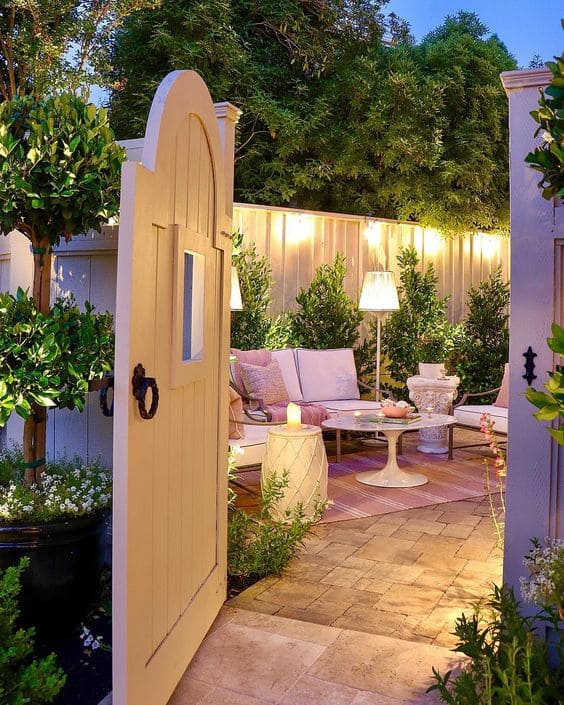 Such an inviting backyard! #backyard #outdoorspaces #decorhomeideas