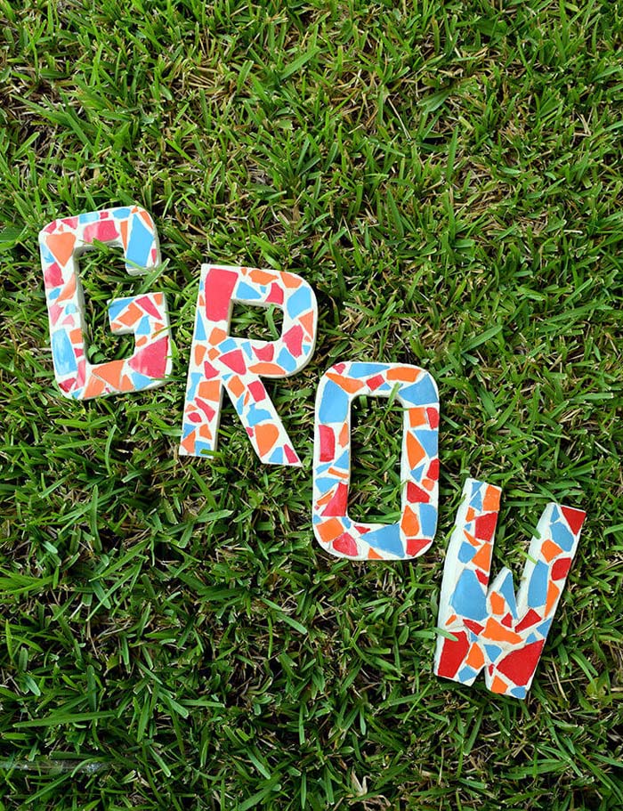 Creative Concrete Yard Word Art #diycementprojects #decorhomeideas