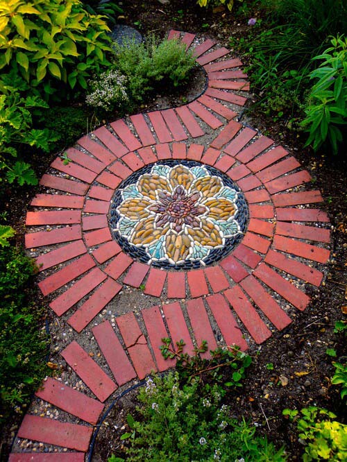 Add a Stepping Stone Pathway #oldbrickideas #decorhomeideas